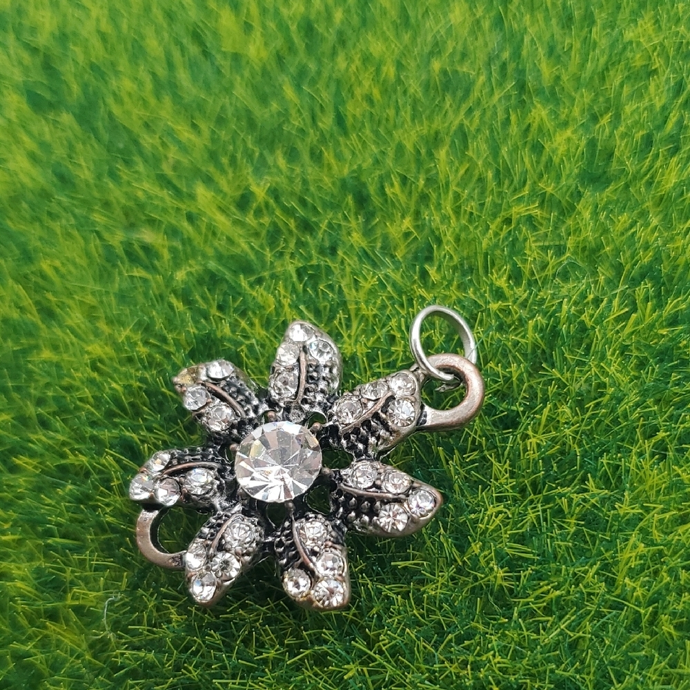 Elegant Silver Tone Floral Pendant P401